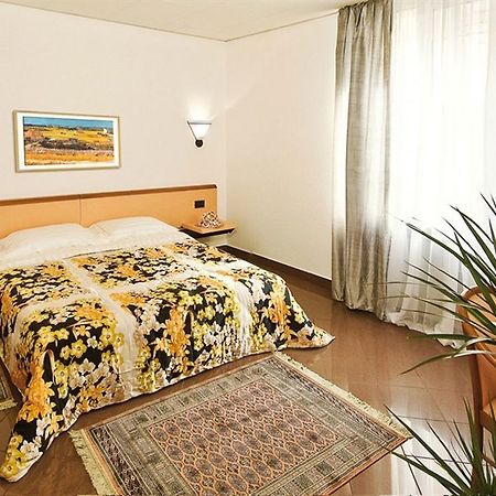 Hotel Bahnhof Haus К'яссо Екстер'єр фото