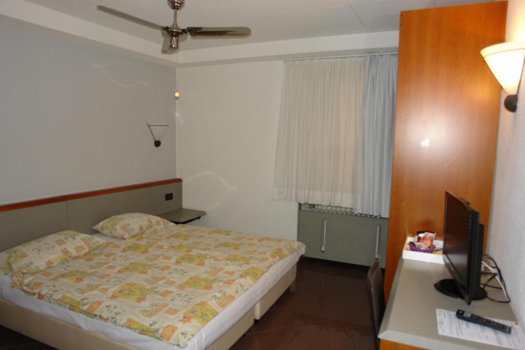 Hotel Bahnhof Haus К'яссо Номер фото