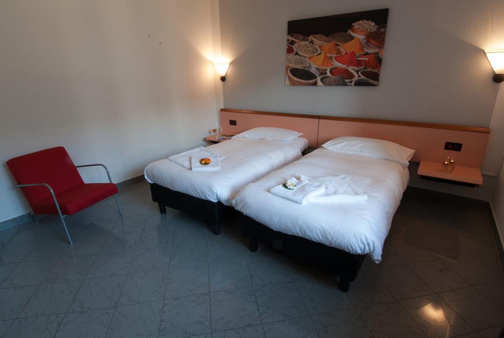 Hotel Bahnhof Haus К'яссо Екстер'єр фото