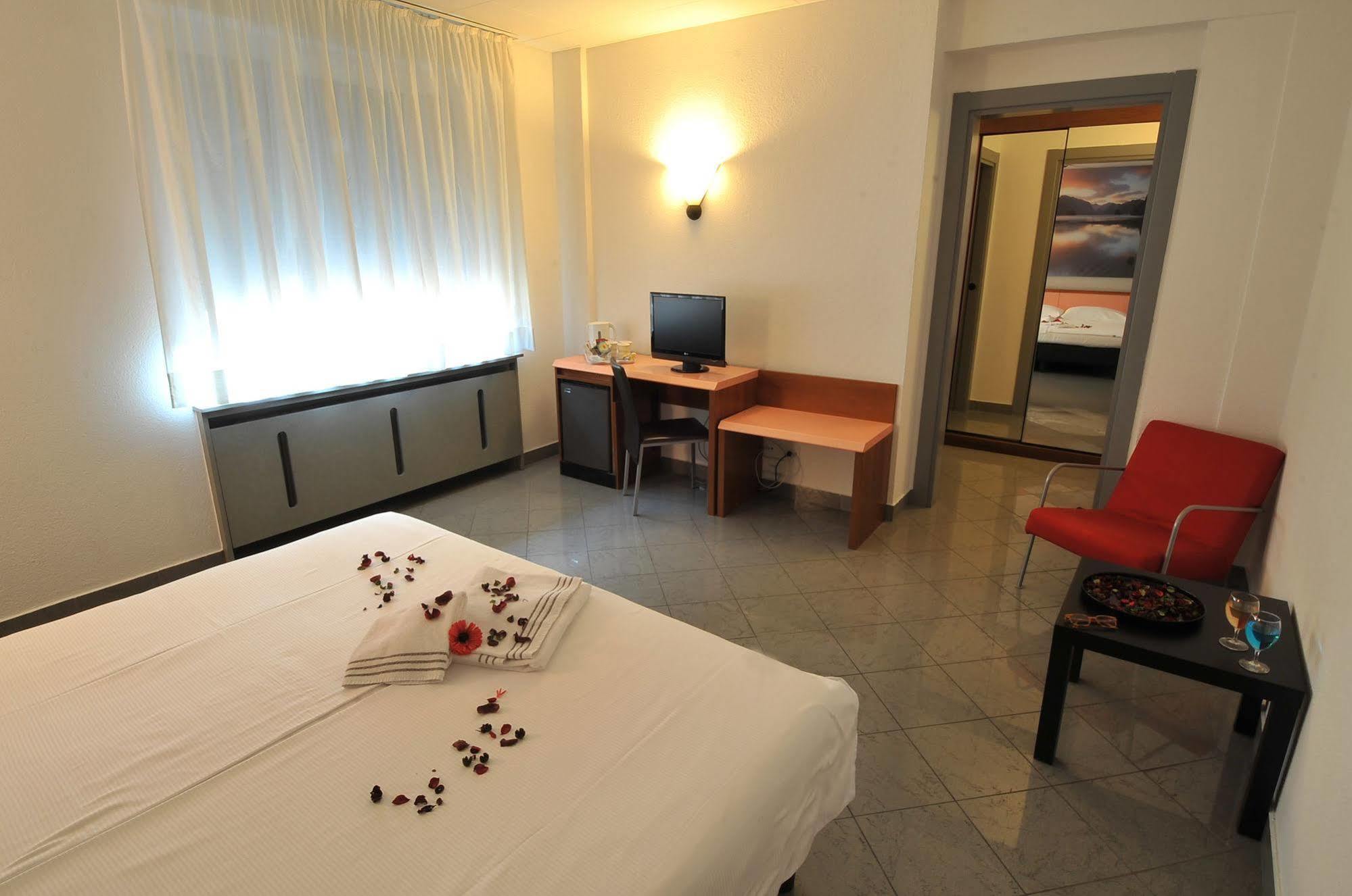 Hotel Bahnhof Haus К'яссо Екстер'єр фото