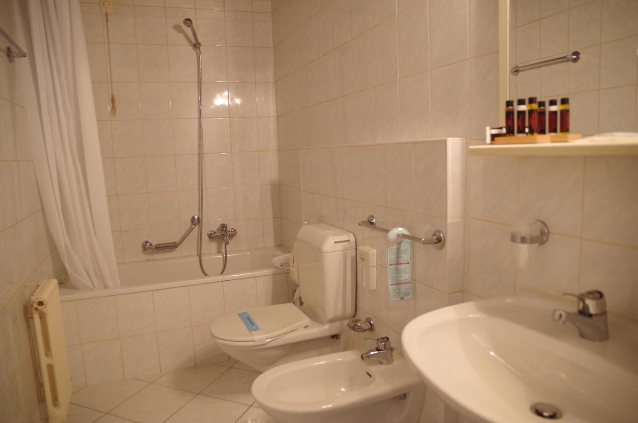 Hotel Bahnhof Haus К'яссо Екстер'єр фото