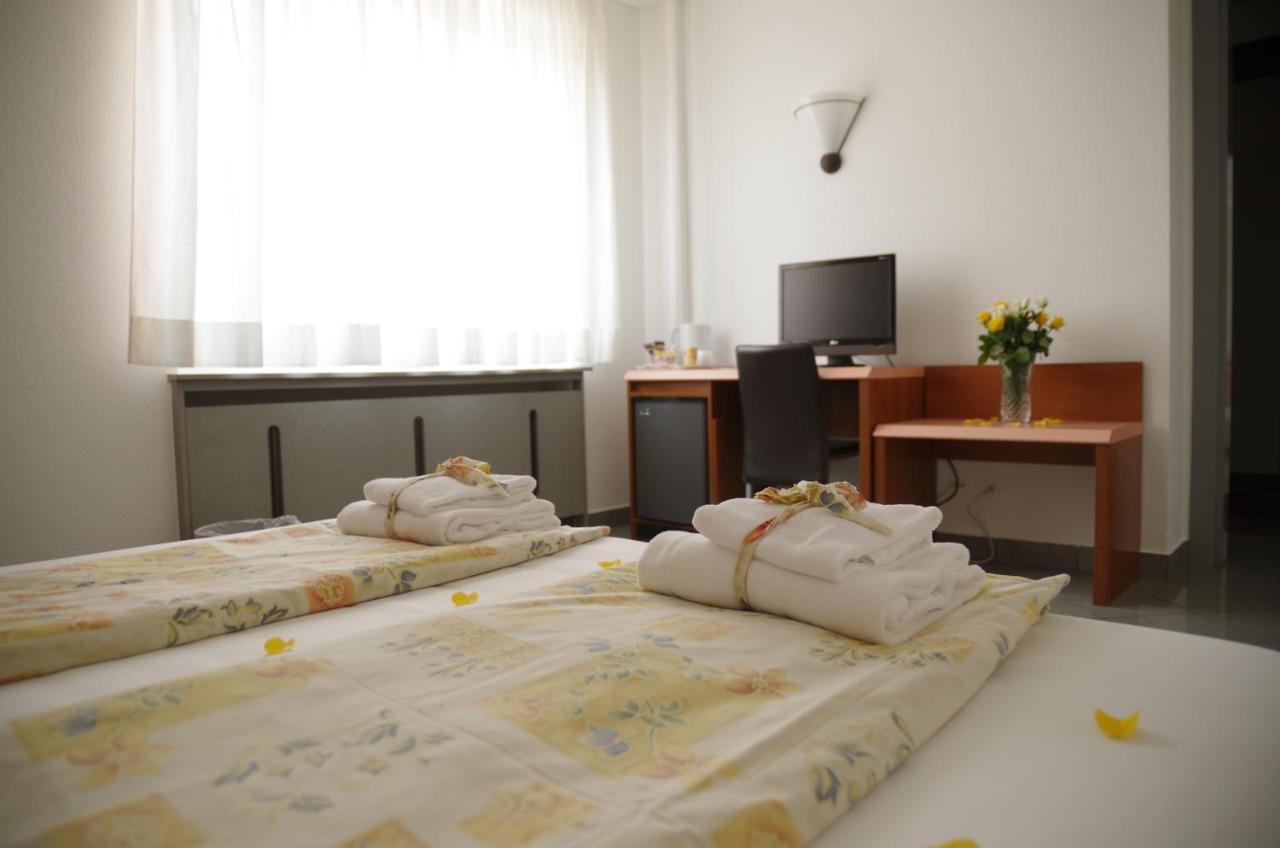 Hotel Bahnhof Haus К'яссо Екстер'єр фото
