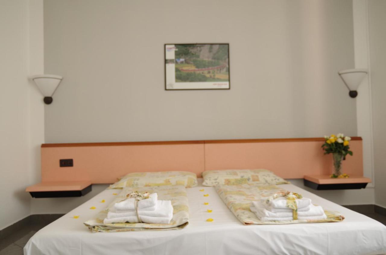Hotel Bahnhof Haus К'яссо Екстер'єр фото